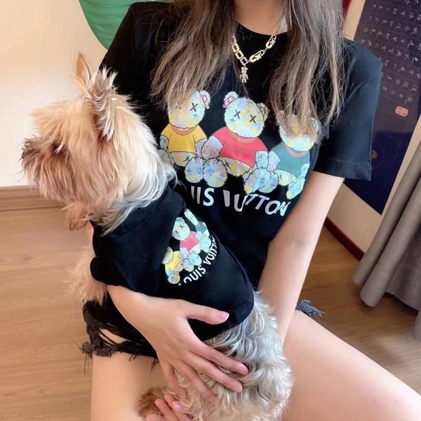 ルイヴィトン ペット服 親子服 ペットとお揃い LV ブランドペアルック 飼い主用Tシャツ おしゃれ 犬服 大小中型犬 お散歩お出かけウェア 春夏服 犬用 猫用 日焼き防ぐ 脱毛保護 上質 よい肌触り ペット洋服 XS~L