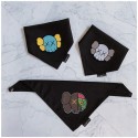 流行りブランドカウズ ペット用品 犬猫用バンダナ KAWS わんちゃん涎掛け ドッグ三角巾 ペットアクセサリー 清潔キープ 綿製品 柔らかい 快適 犬用品 カッコイイ 高品質 スナップ S/M